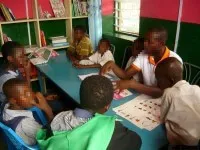 Emmanuel Nkrumah mit Kindern im ehemaligen Community Center in Adawso