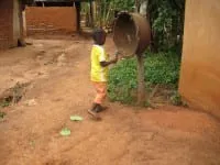 Handbetriebene Schulglocke der ehemaligen Schule in Akwartekwaso