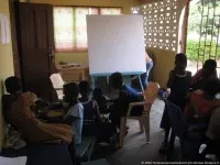 Marcel im Gespräch mit Kindern im Community Center Okorase