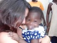 Sarah mit einem Kind im Community Center in Okorase