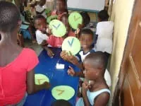 Kinder im Community Center lernen die Uhr