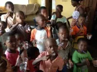 Die Kinder im Community Center machen eine Trinkpause