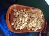 Geschnittene Bananen und Orangen als Mittagssnack