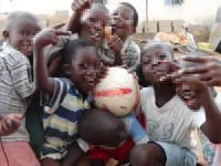 Kinder aus Okorase nach dem Fußballspielen