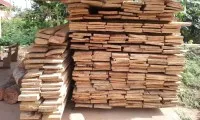 Holzbretter für den Bau des geplanten neuen Community Centers in Okorase